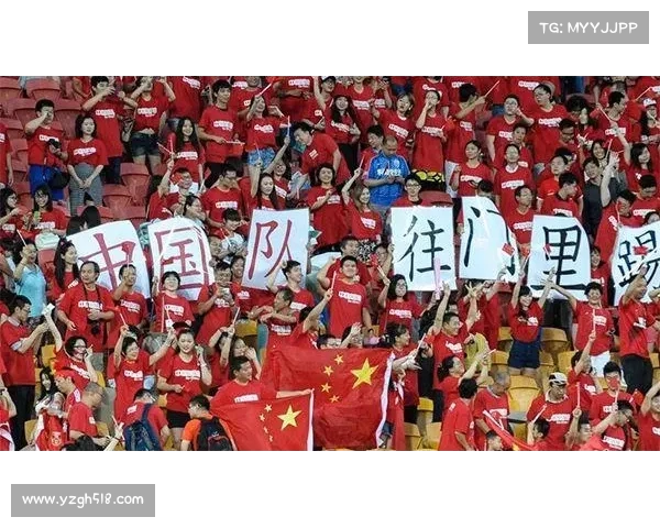 范志毅国歌时起身默唱 02年披国旗瞬间展现老国足荣誉感与家国情怀 范志毅国歌时起身默唱 02年披国旗瞬间展现老国足荣誉感与家国情怀